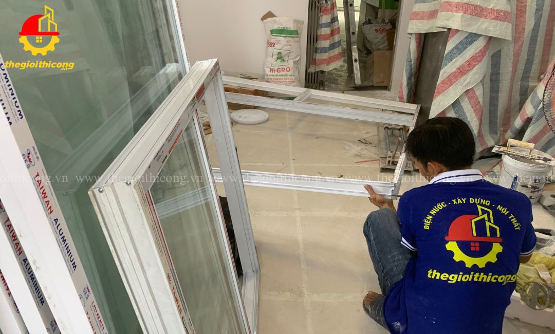 lắp cửa nhôm kính