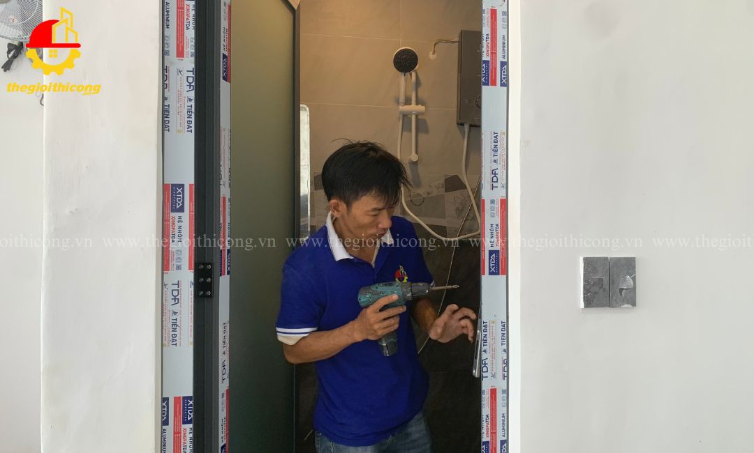 lắp cửa nhôm kính