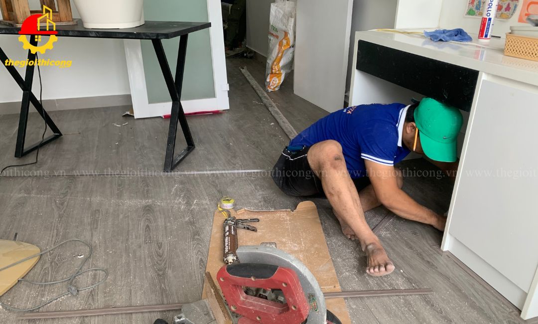 thi công sàn nhựa giả gỗ