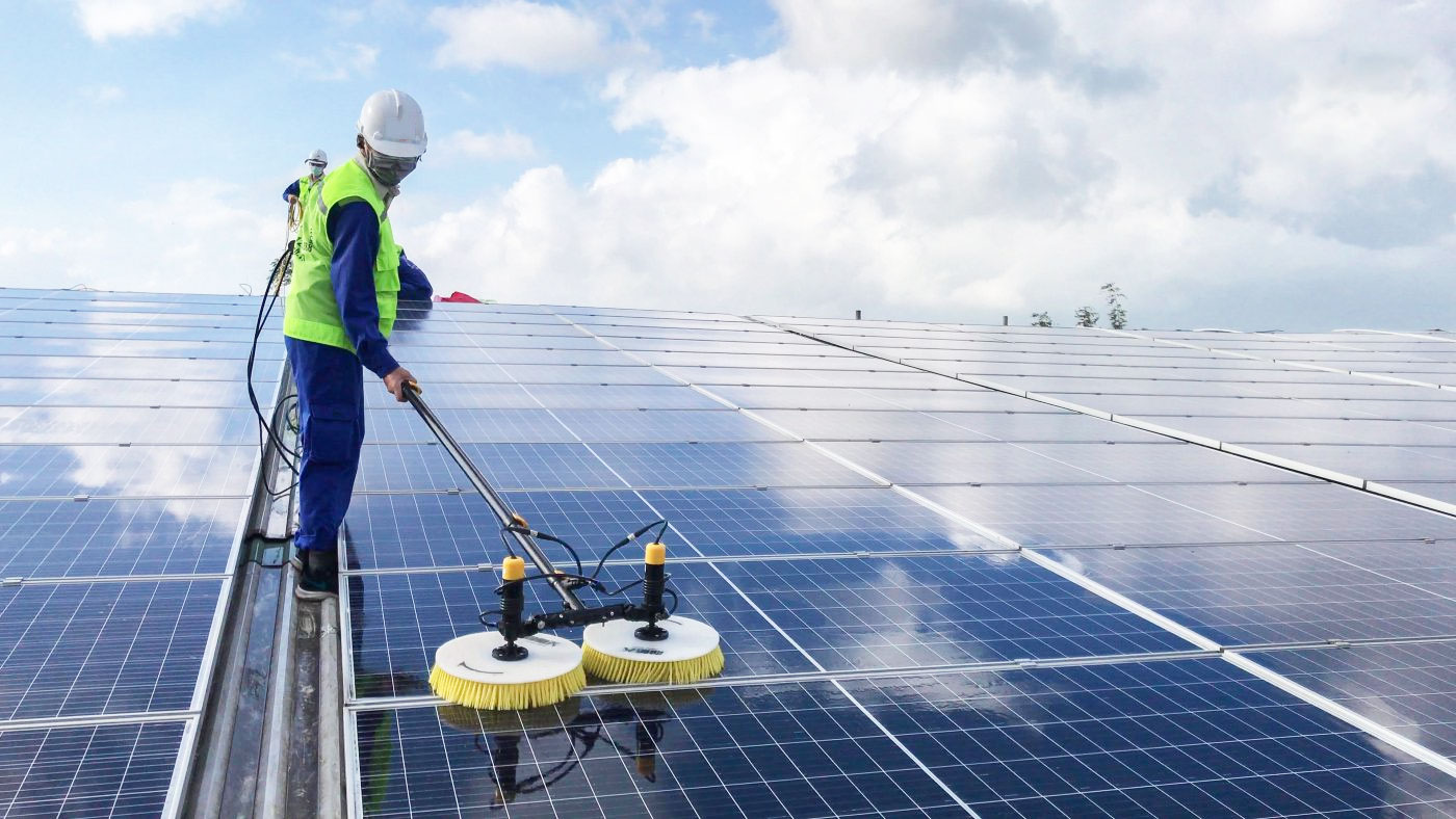 ve sinh tam pin nang luong mat troi 4