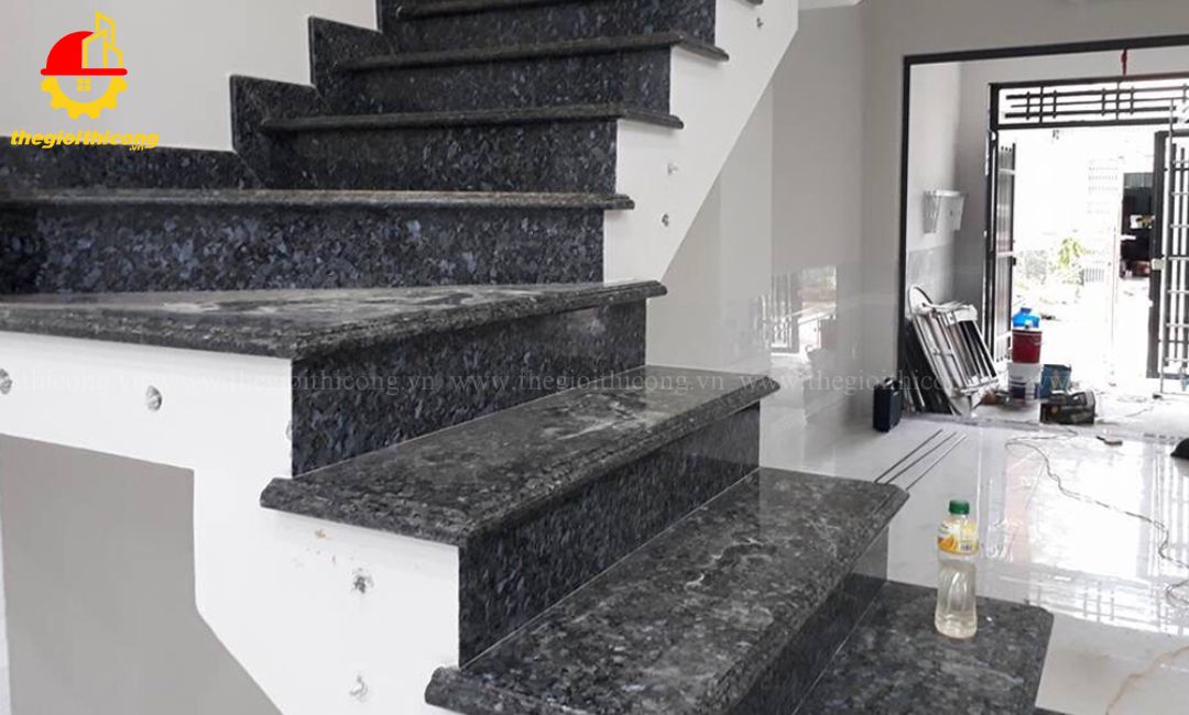 thi công ốp đá cầu thang