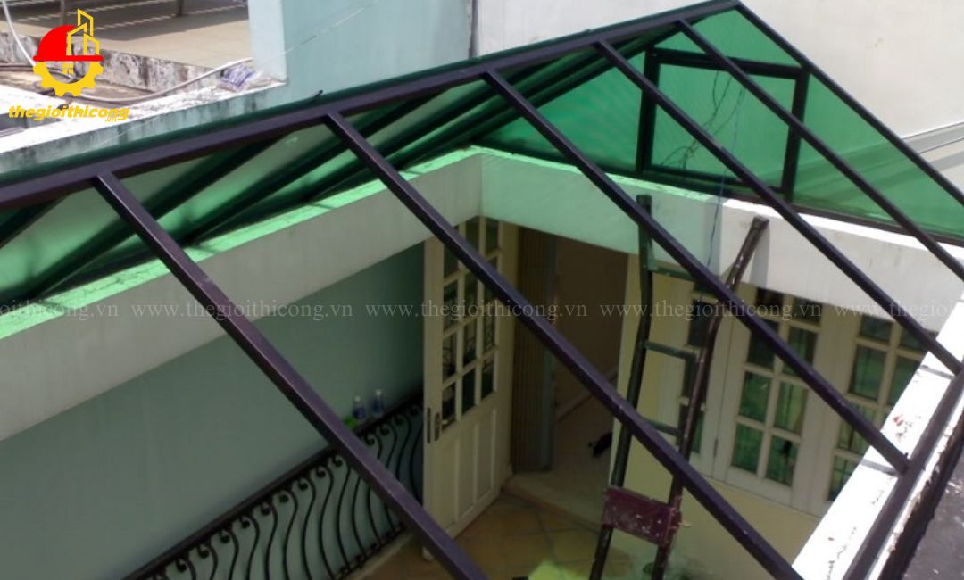 thi công tấm lợp lấy sáng