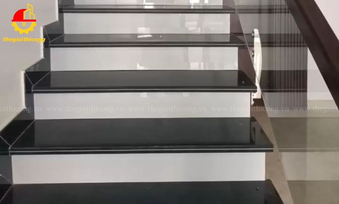 thi công ốp đá cầu thang