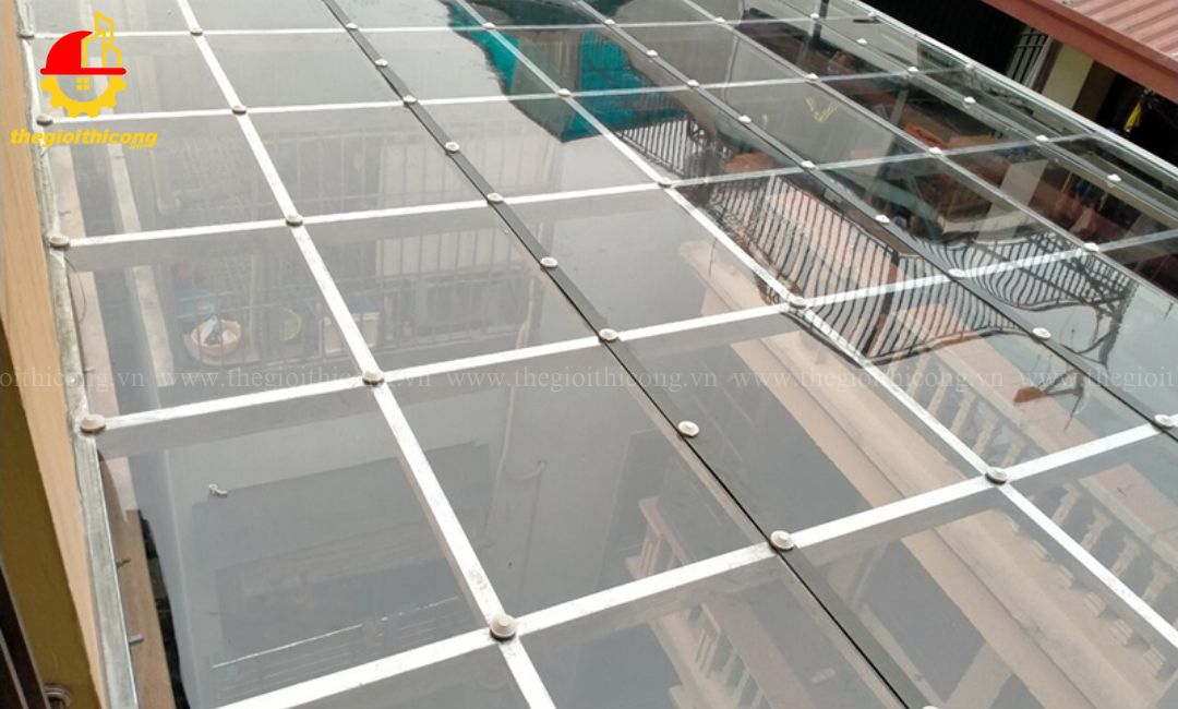 thi công tấm lợp lấy sáng