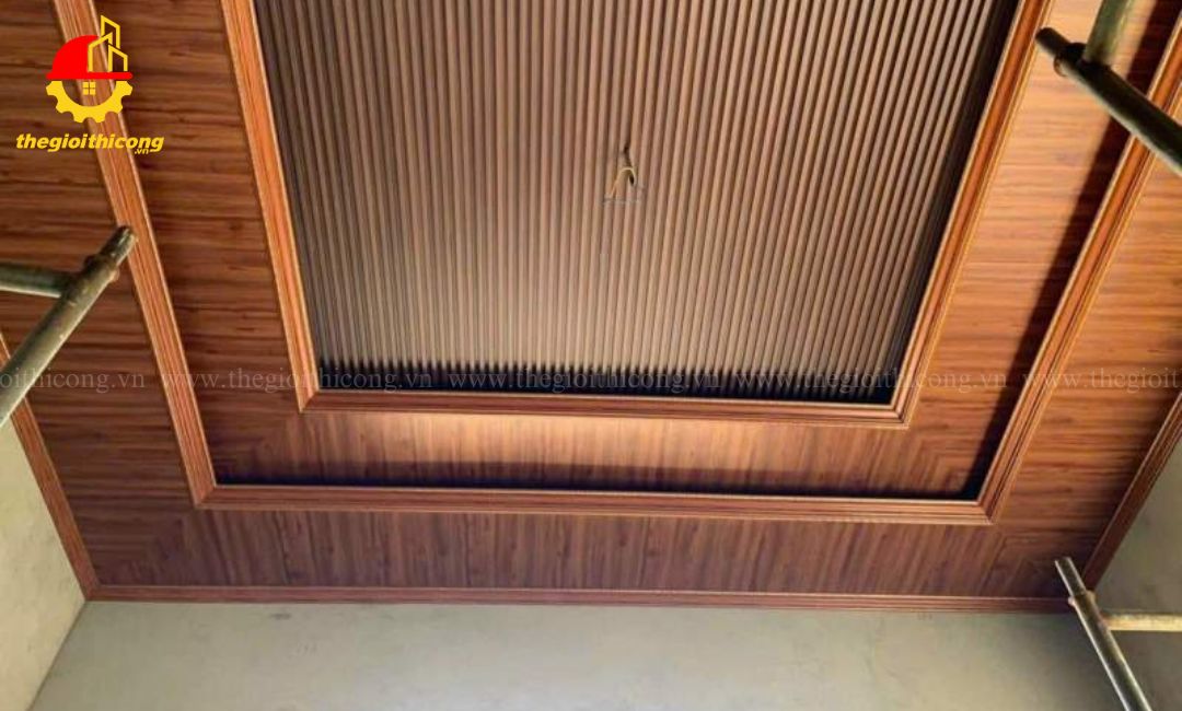 Thi công trần nhựa giả gỗ