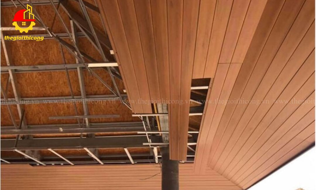 Thi công trần nhựa giả gỗ